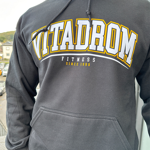 vitadrom Logo-Kapuzenpullover Rheinpiraten Agentur in Rheinbreitbach, Bonn und Köln– Grafikdesign, Webdesign, Werbetechnik & Textilveredelung